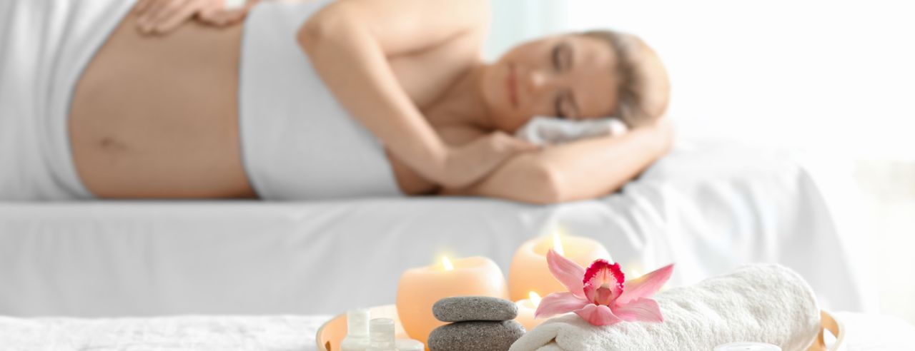 Eine Schwangere bei der Aromatherapie