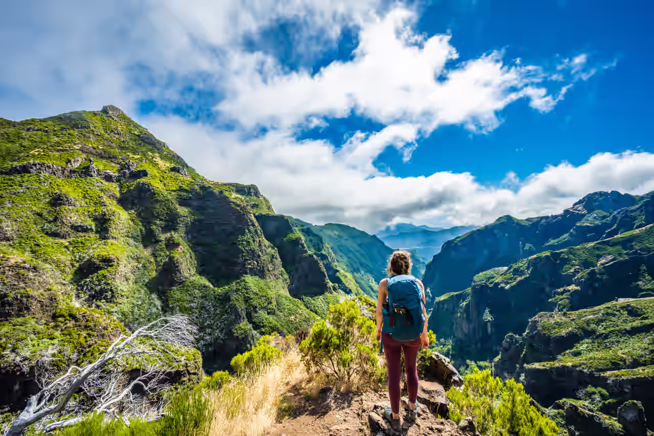Frau beim Wandern auf Madeira