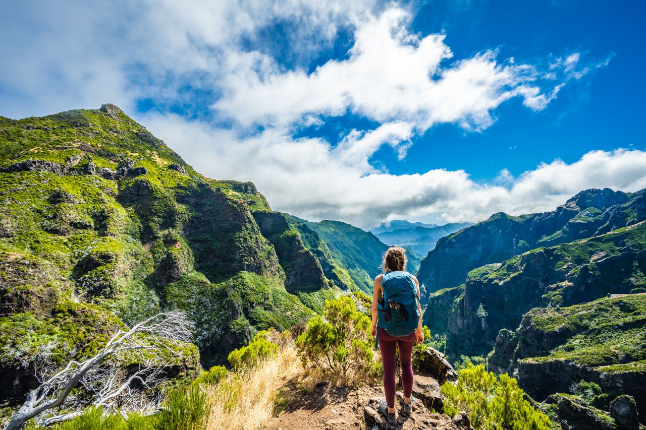 Frau beim Wandern auf Madeira