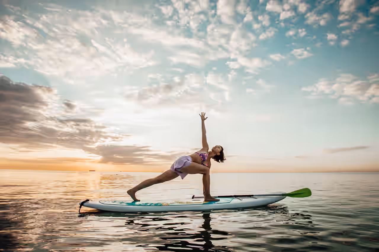 Eine Frau macht eine Yoga Übung auf dem SUP