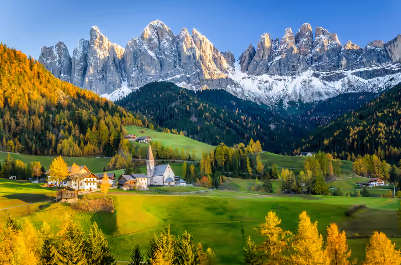 Herbstliche Berglandschaft bei Sonnenuntergang in Österreich beim Retreat Urlaub