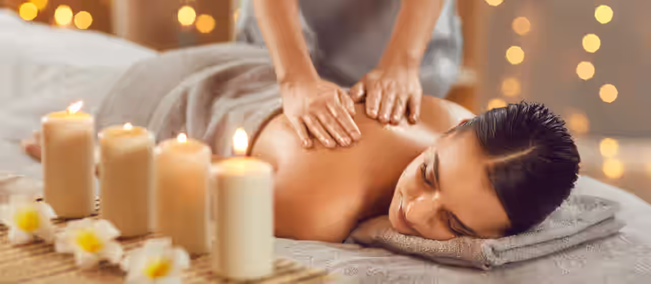 Eine Frau genießt wohltuende Anwendungen in Ihrem Ayurveda Retreat