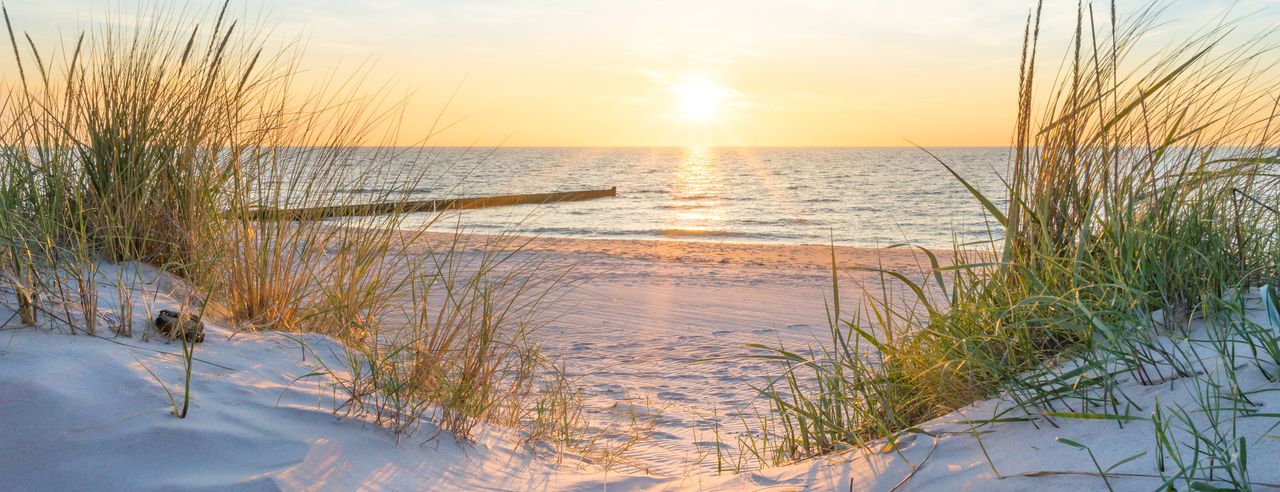 Sandstrand mit Dünen und Meer bei einem Kurzurlaub an der Polnischen Ostsee