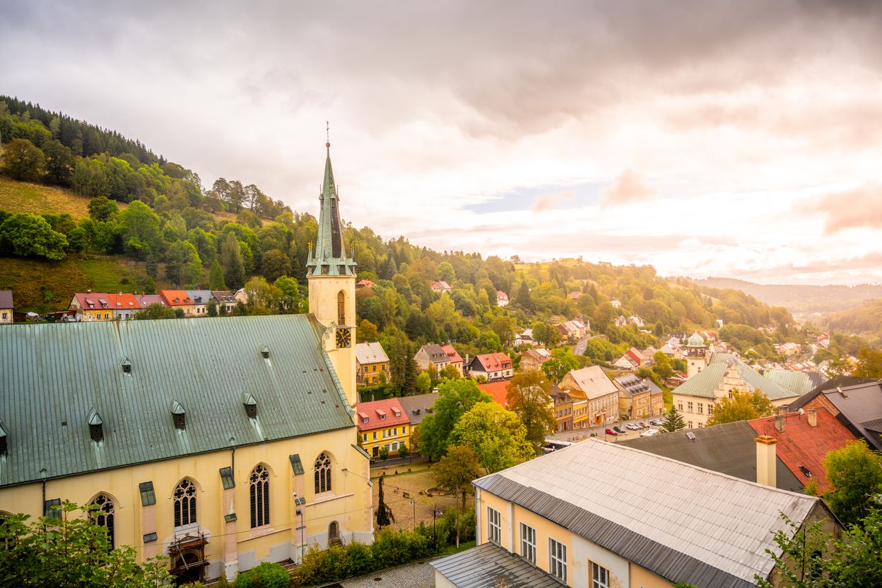 Blick auf die Kirche und die Häuser am Berg in Jáchymov