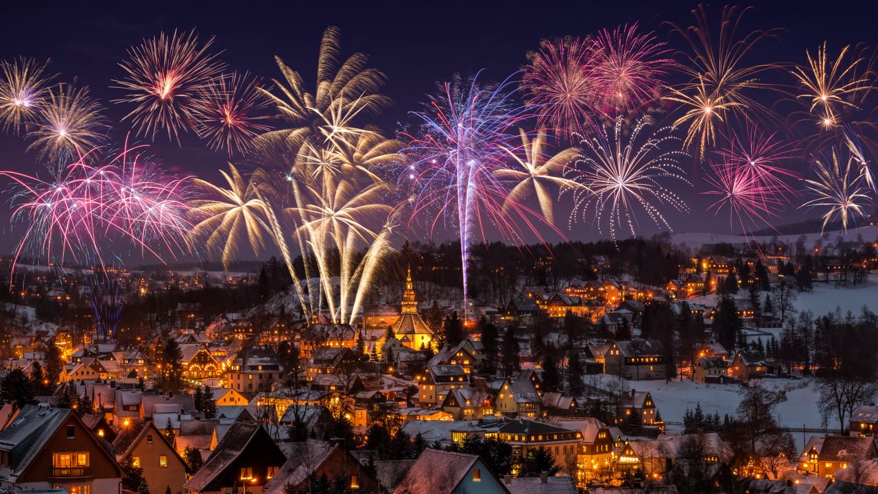 Città innevata con fuochi d'artificio