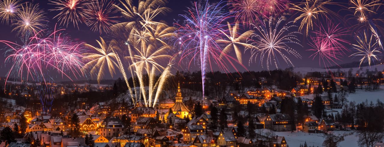 Città innevata con fuochi d'artificio