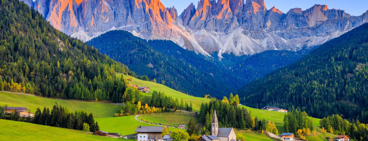Kleines Dorf vor den Dolomiten in Norditalien
