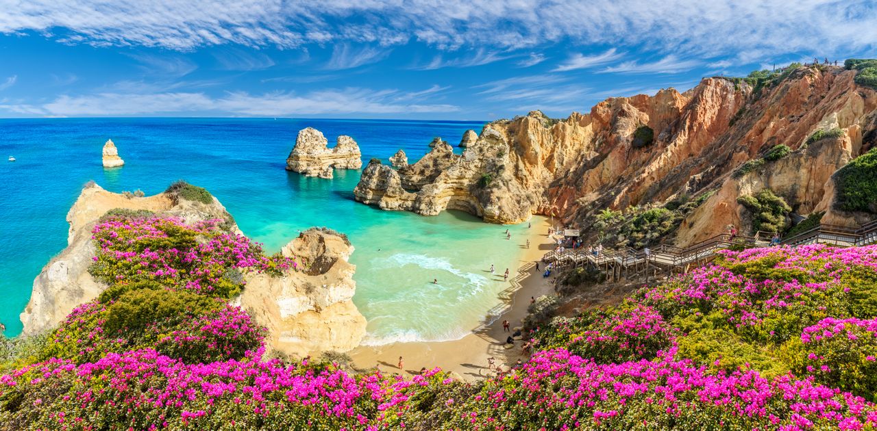 Zerklüftete Felsenküste an der Algarve