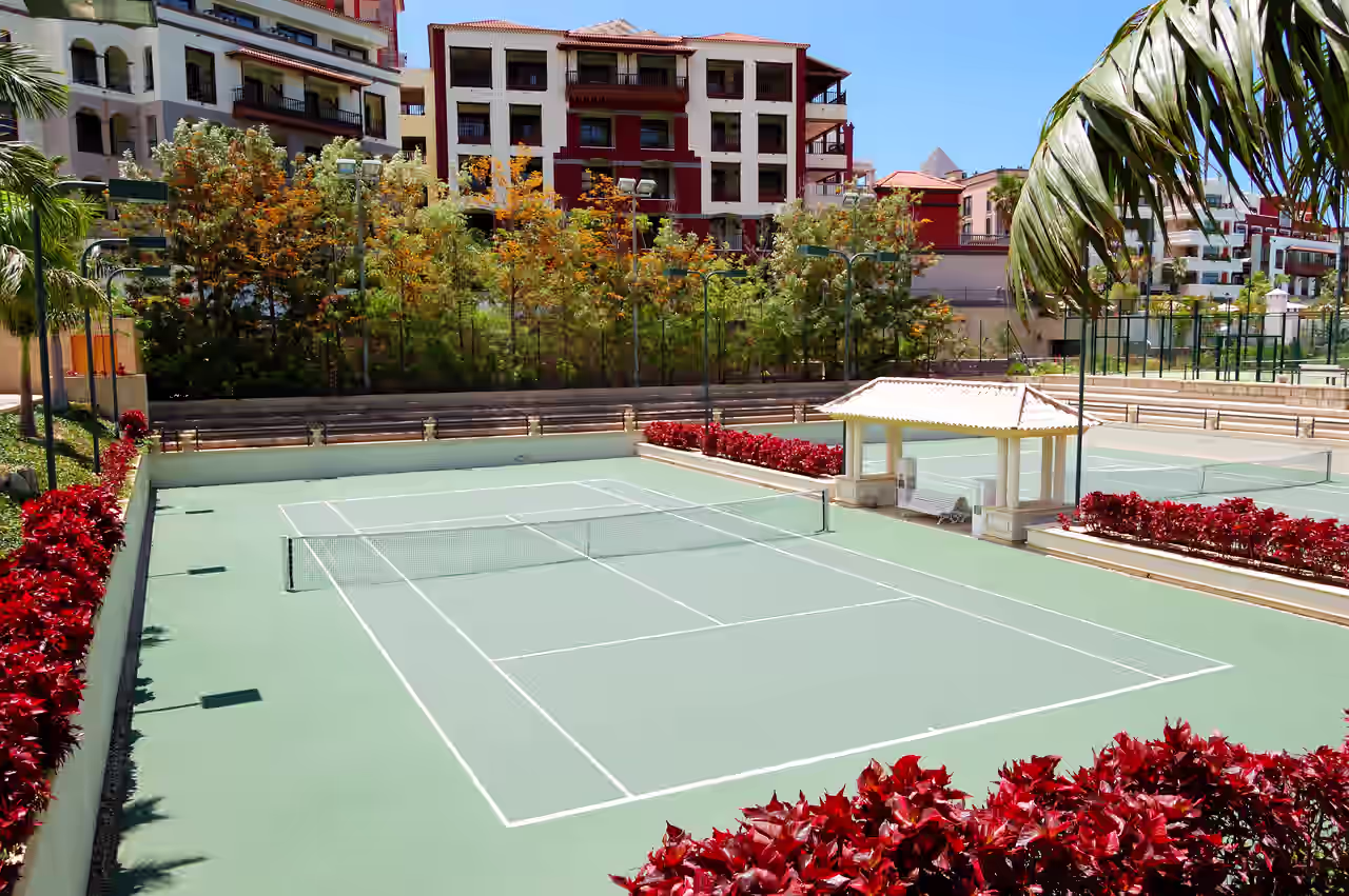 Hotelkomplex mit Tennisplatz