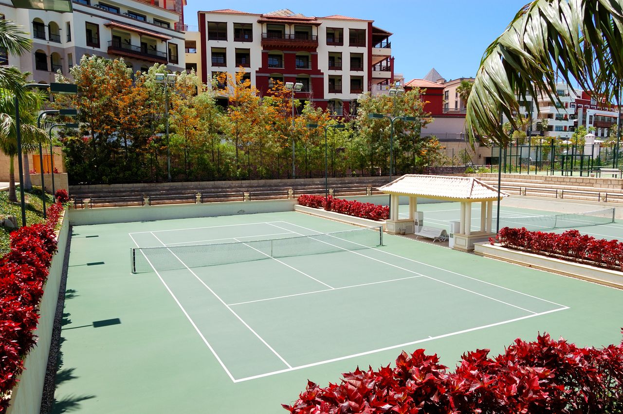Hotelkomplex mit Tennisplatz