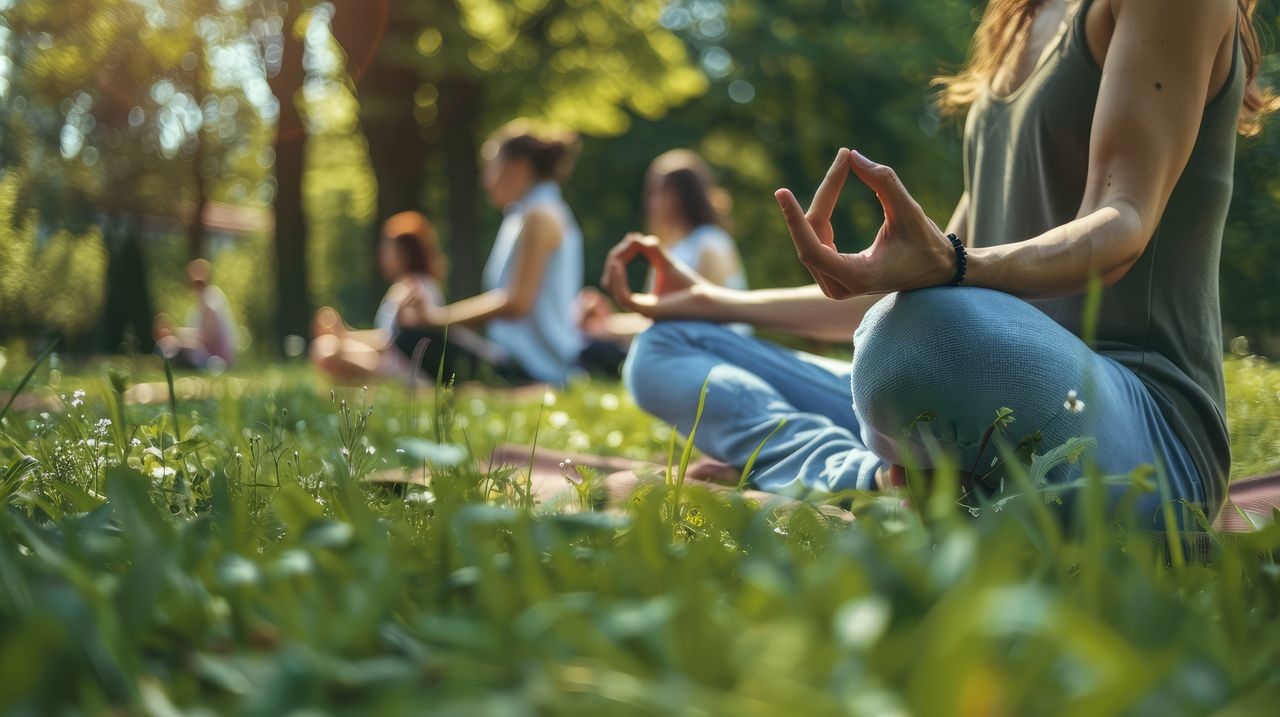 Mehre Frauen meditieren gemeinsam im Yoga Urlaub über das Wochenende in Franken