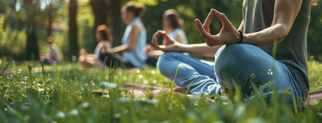 Mehre Frauen meditieren gemeinsam im Yoga Urlaub über das Wochenende in Franken