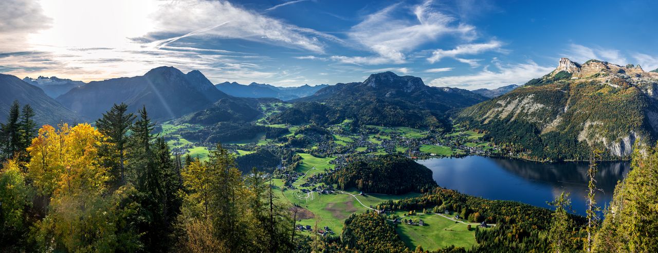 Panoramablick über Wälder, Wiesen, einen See und Berge der Steiermark