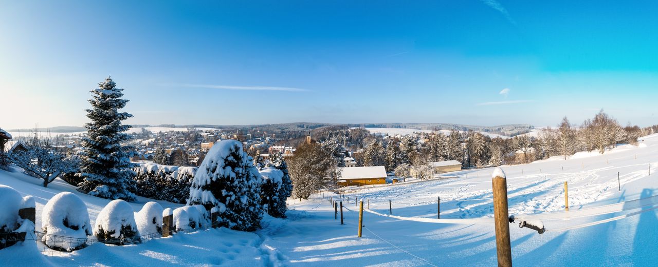 Schneebedeckte Wälder und Hügel im Erzgebirge