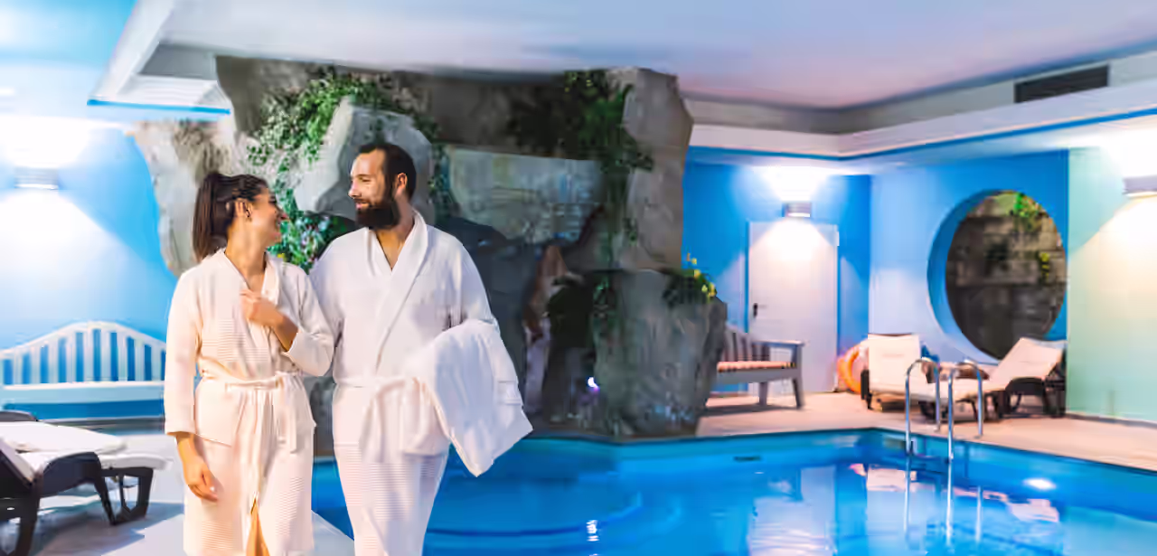 Ein Paar im Bademantel in der Therme