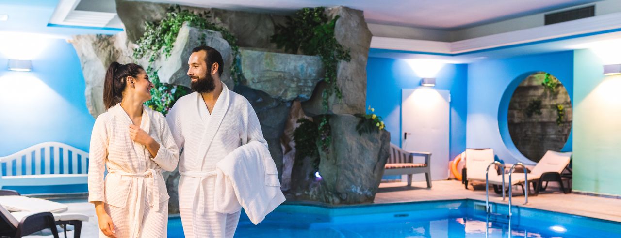 Ein Paar im Bademantel in der Therme