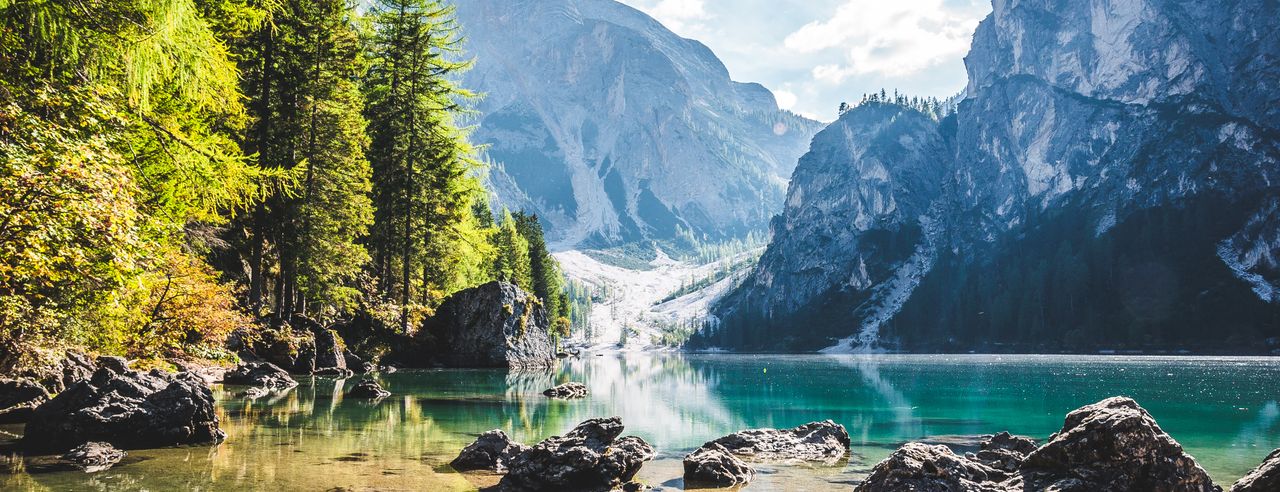 Ein wunderschöner See umgeben von Bergen in Südtirol bei einem Kurzurlaub erleben