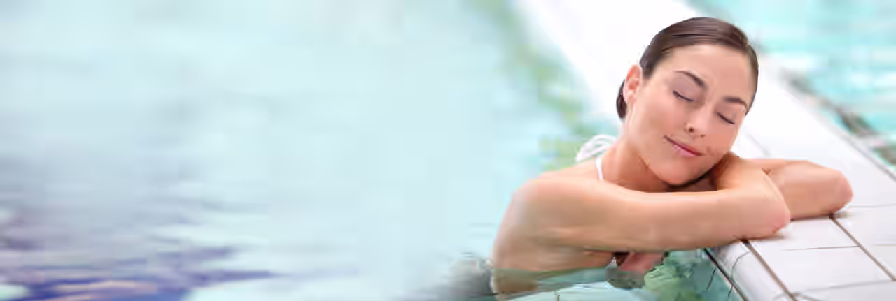 Eine Frau entspannt im Pool