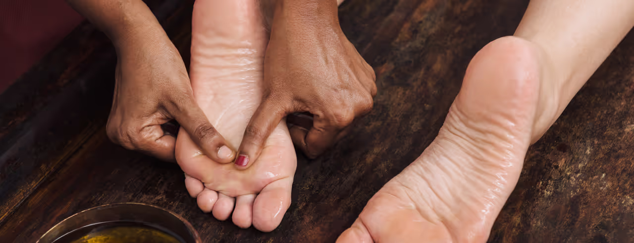 Eine entspannende ayurvedische Fußmassage mit Öl