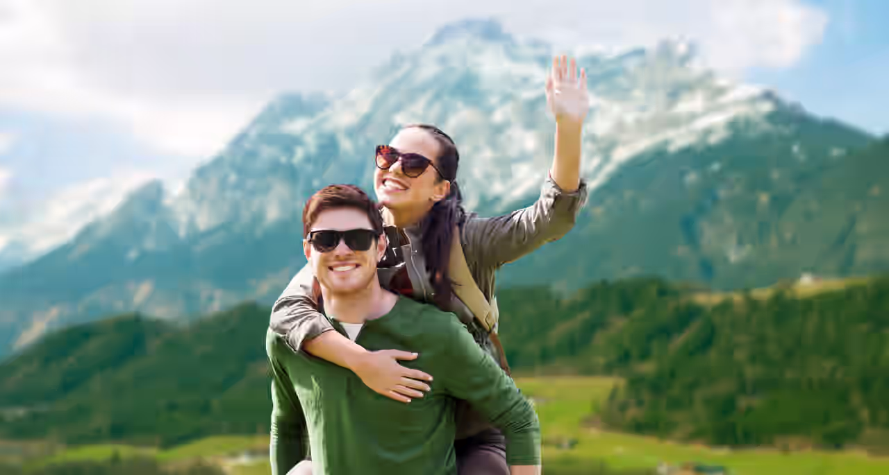 Ein fröhliches Paar umgeben von der Tiroler Bergwelt