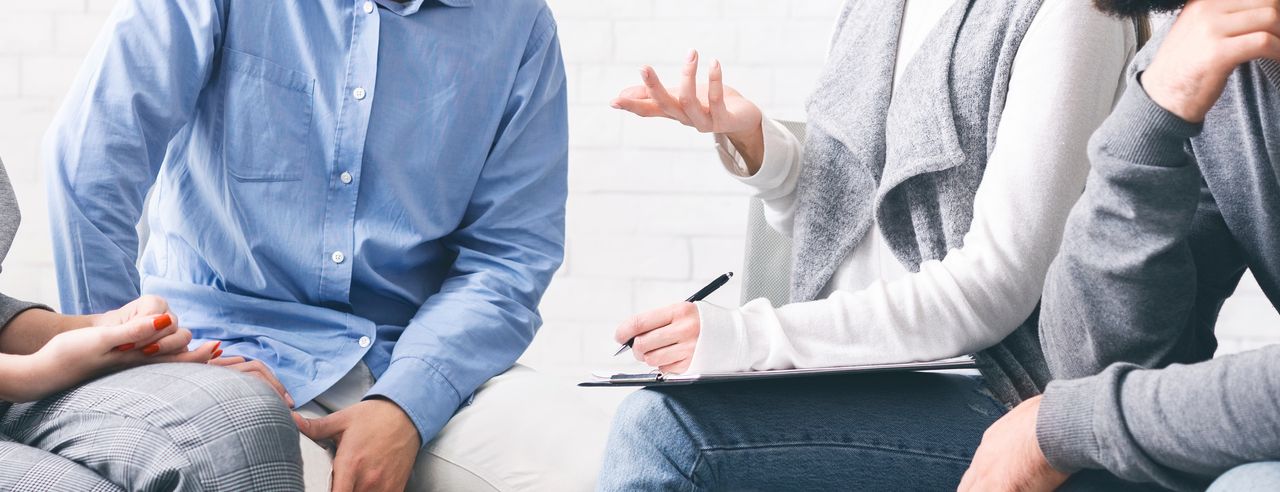 Gruppe bei Therapie in Stuhlkreis