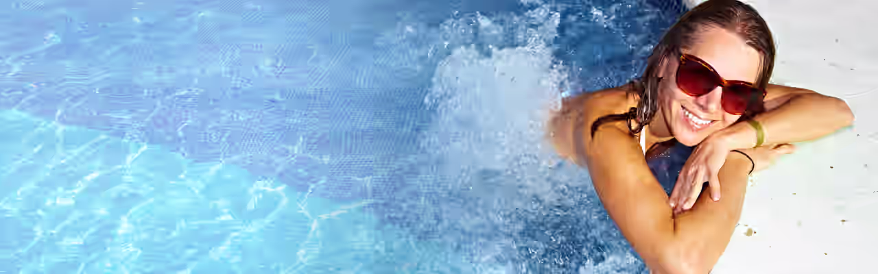 Eine Frau im Pool