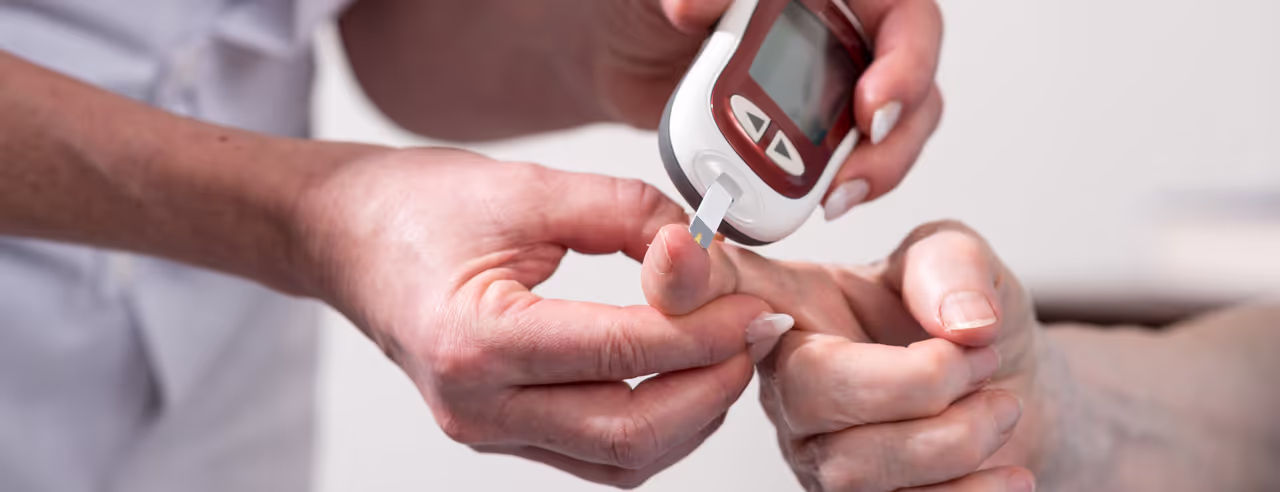 Blodglukosmätning hos en diabetespatient