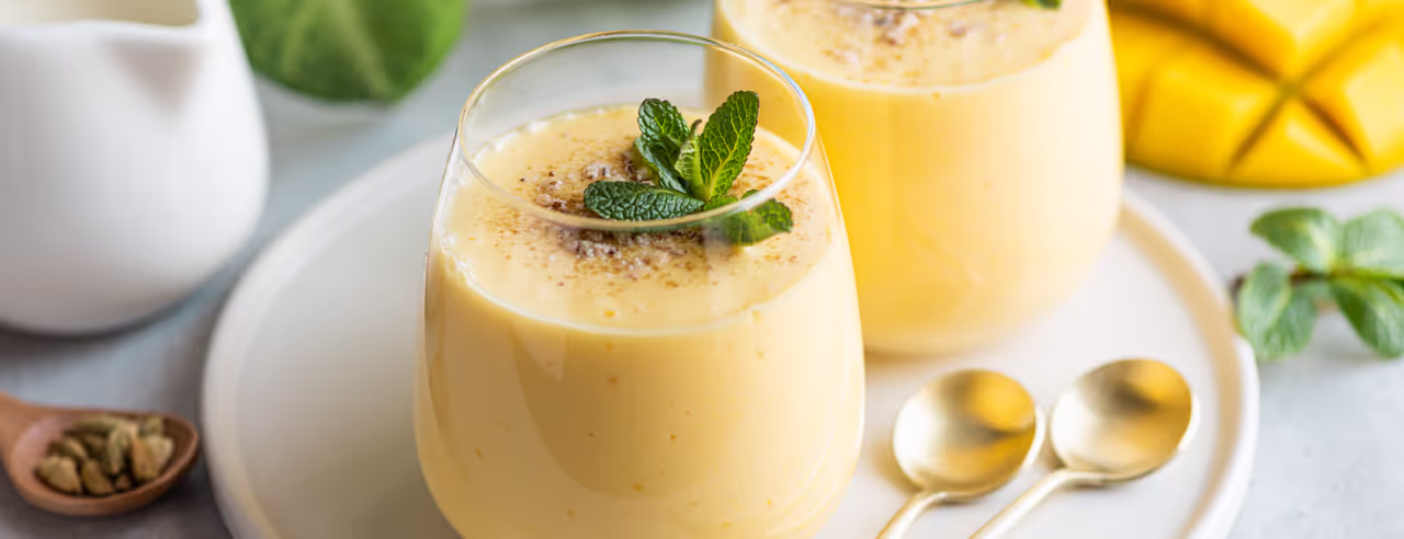 Zwei Gläser Mango Lassi