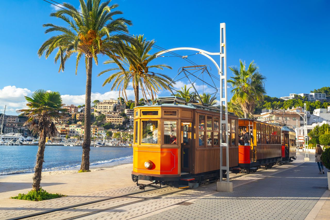 Bekannte orange Straßenbahn auf Mallorca - Wochenendtrips nach Mallorca