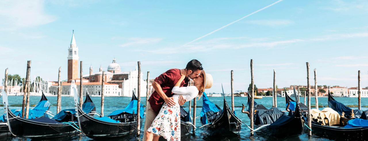 Paar küsst sich in Venedig an der Promenade