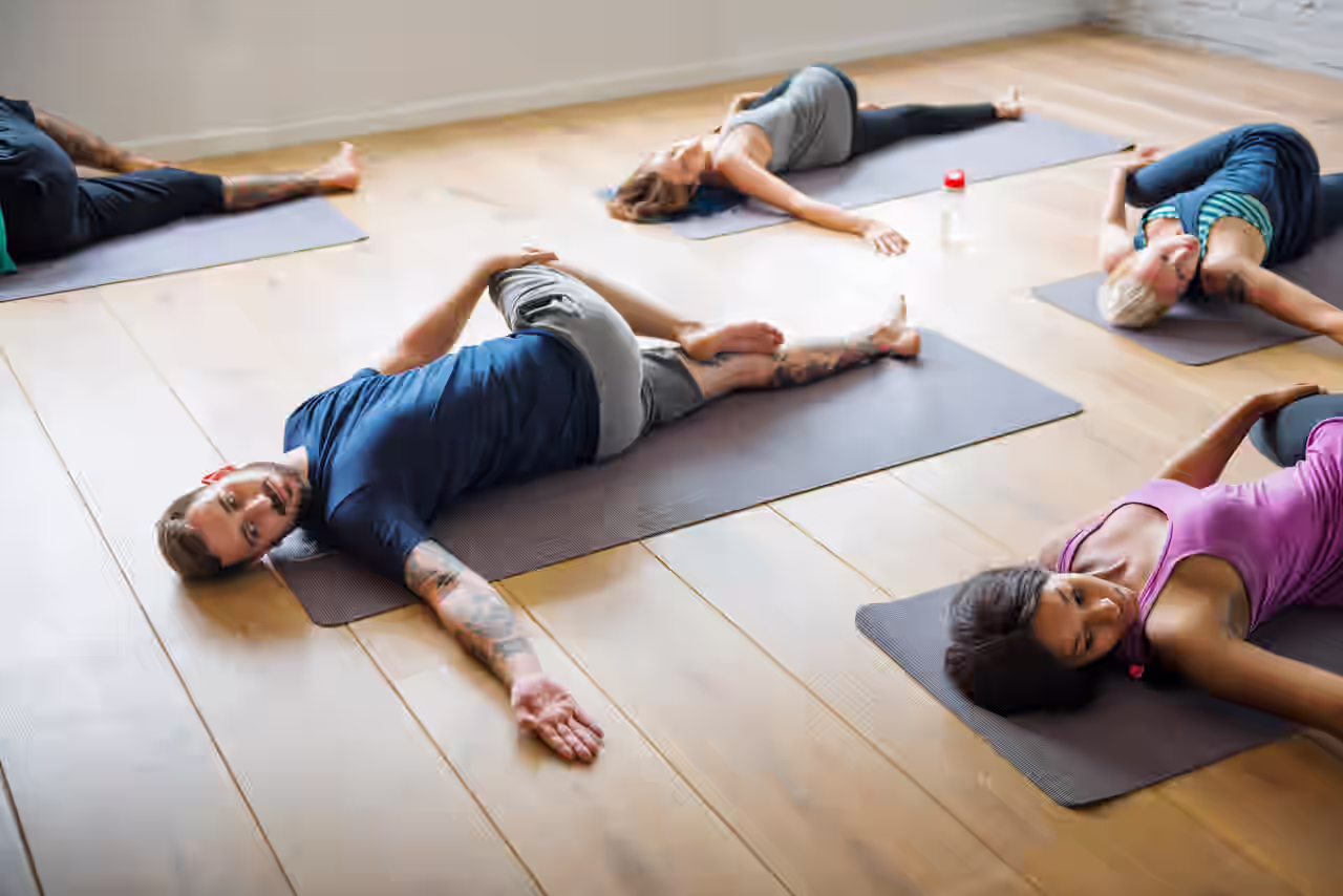 Menschen, die zusammen Pilates-Übungen machen