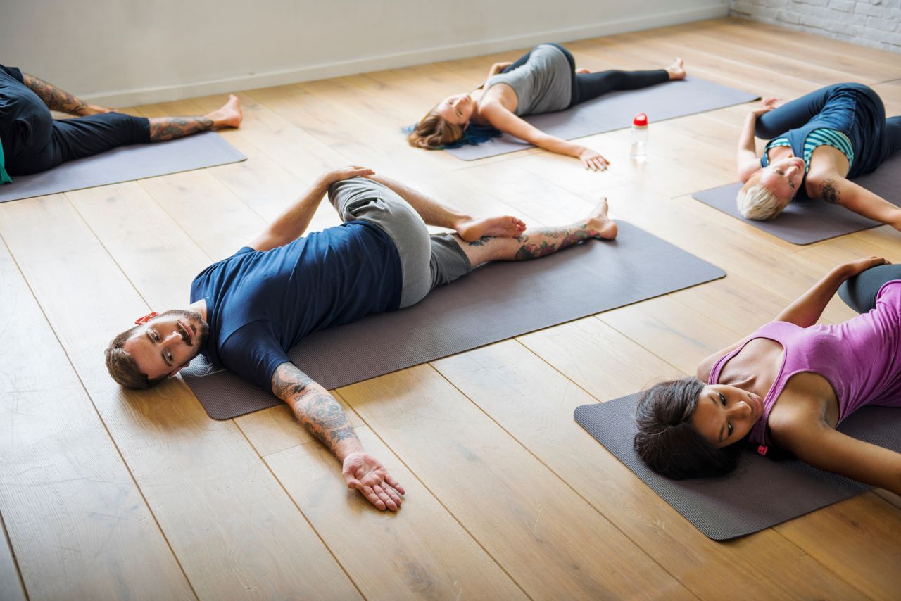 Menschen, die zusammen Pilates-Übungen machen