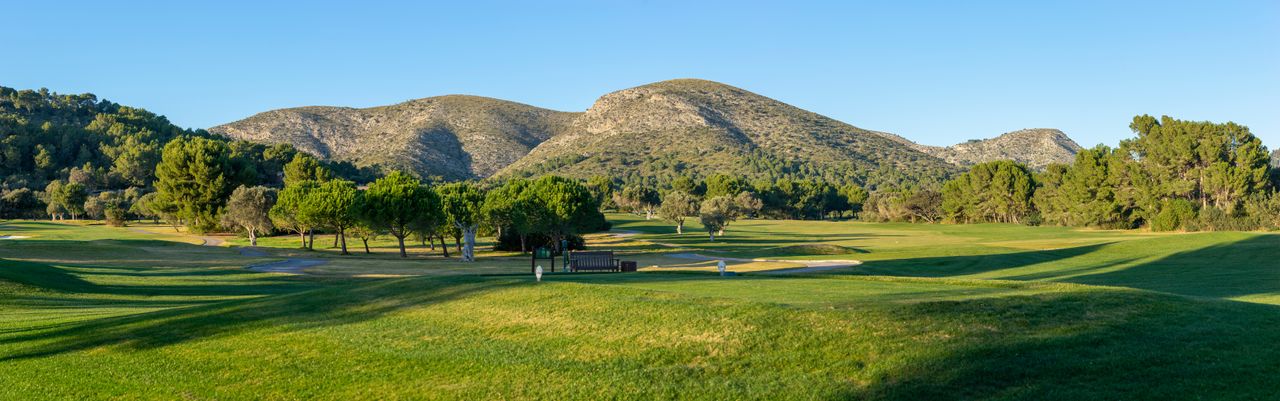 Meer mit Yachten und Golfplatz auf Mallorca
