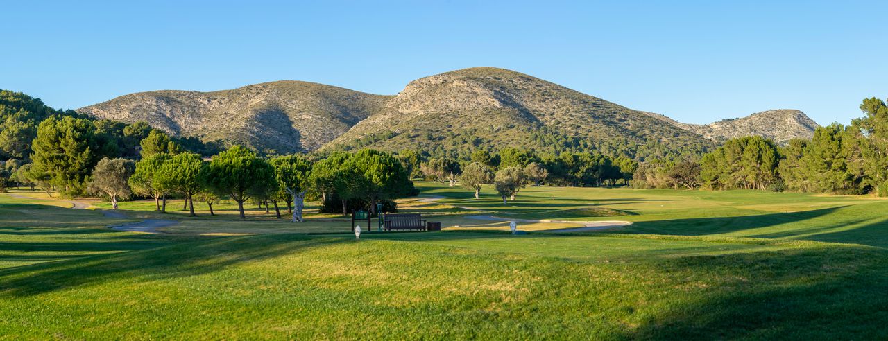 Meer mit Yachten und Golfplatz auf Mallorca