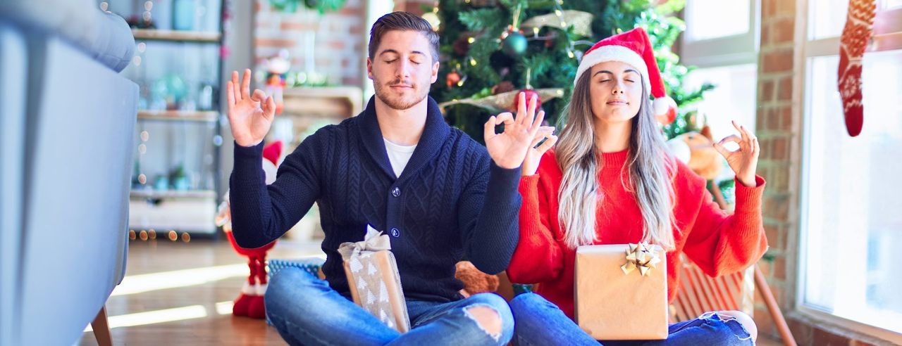 Ein Paar an Weihnachten in Meditationshaltung