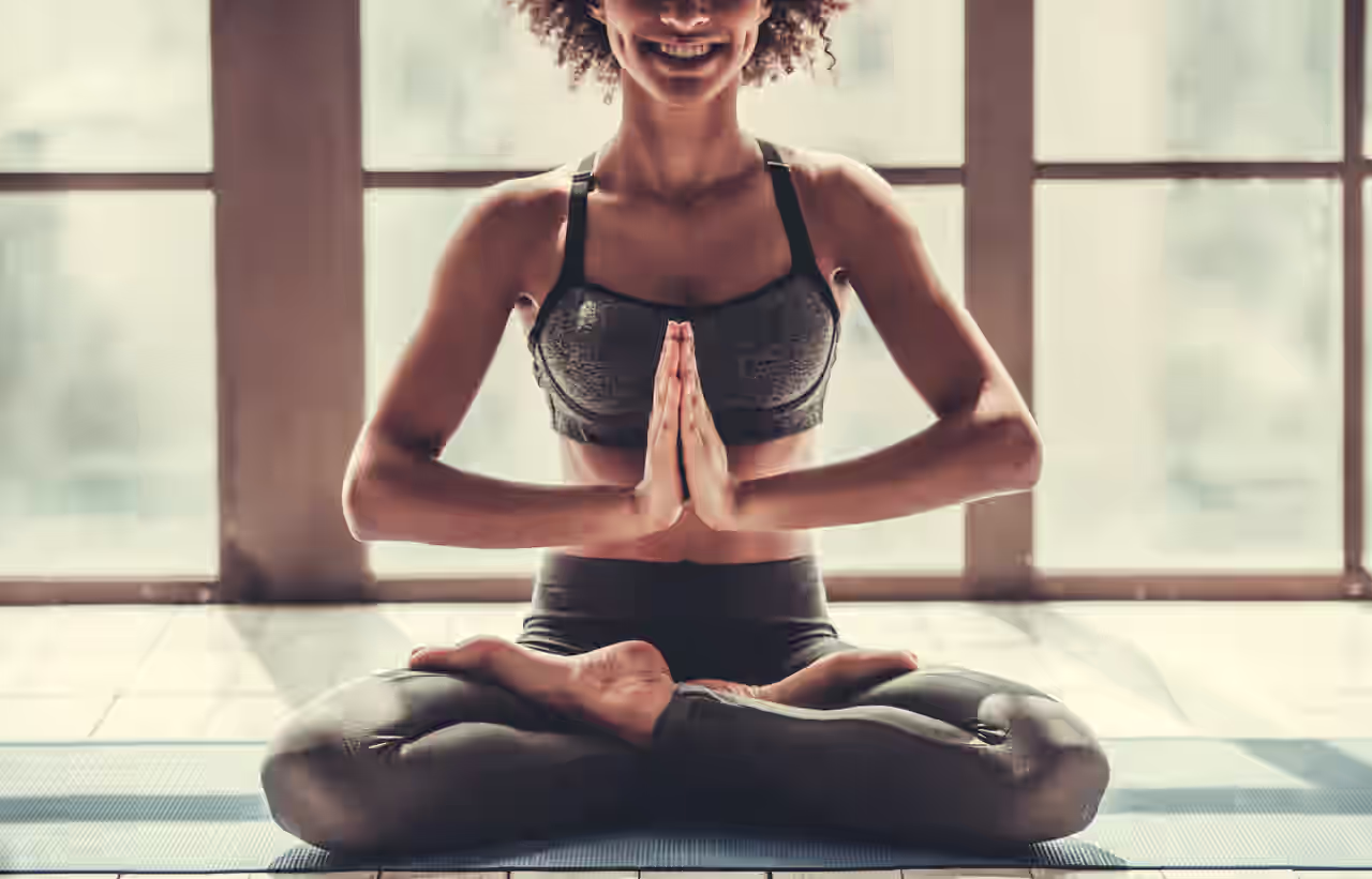 Eine Frau bei ihrem Yang Yoga Retreat