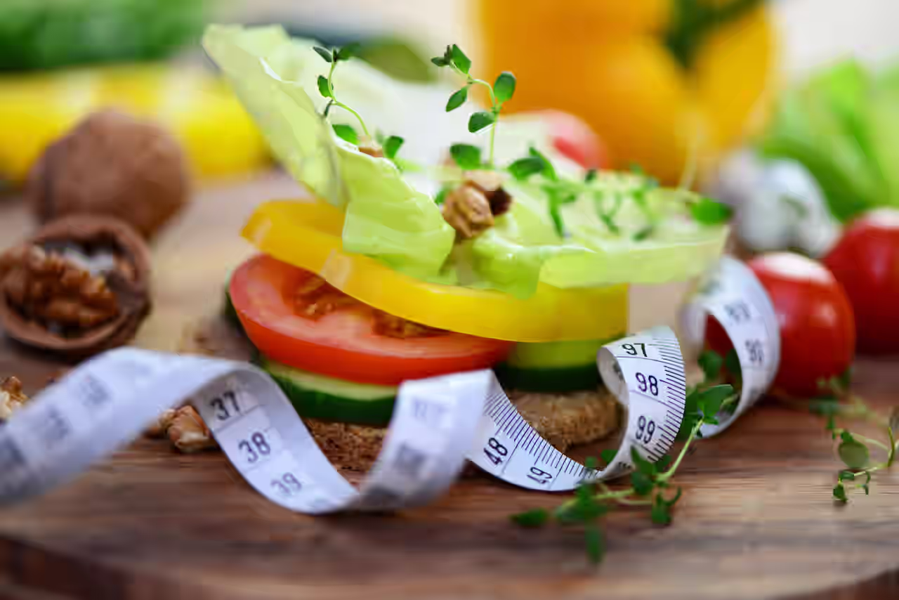 Scheinfasten mit Gemüse und Nüssen für Fettabbau und Gesundheit