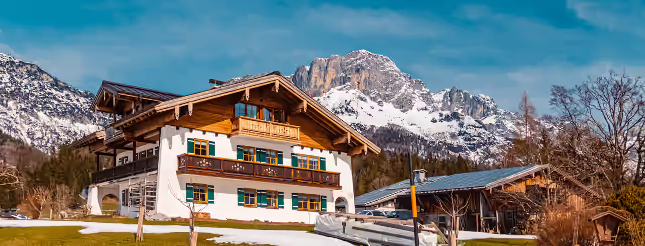 Ein Hotel inmitten schneebedeckter Wälder und Berge