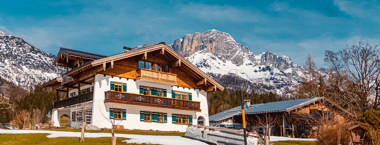 Ein Hotel inmitten schneebedeckter Wälder und Berge