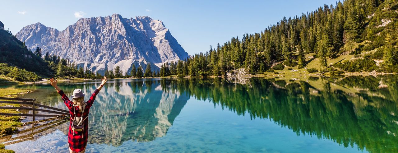 Frau beim Wandern in den Alpen