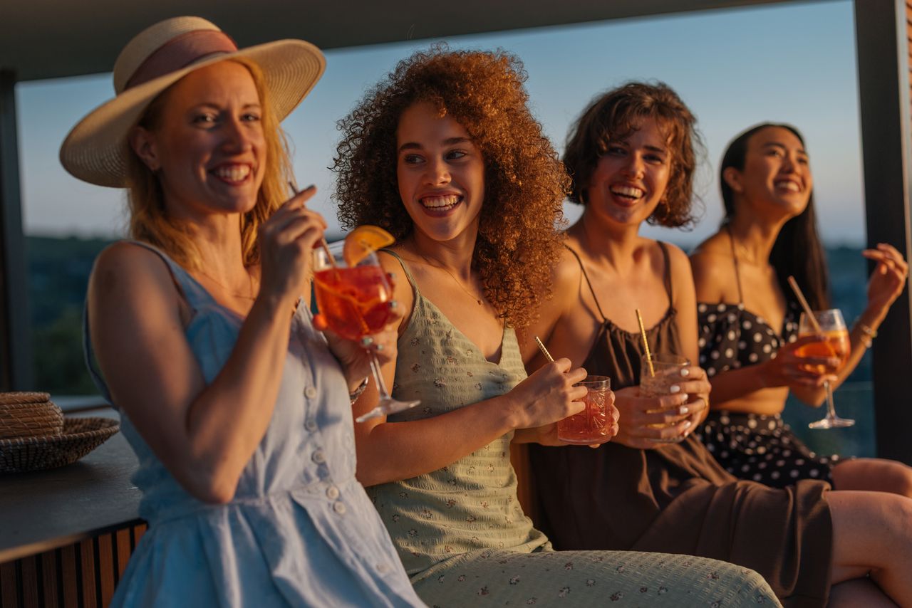 Eine Gruppe Freundinnen beim Cocktail-Trinken