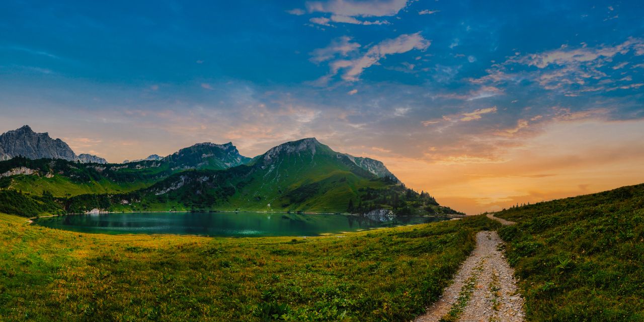 Blick auf den Traualpsee bei Sonnenuntergang im Allgäu