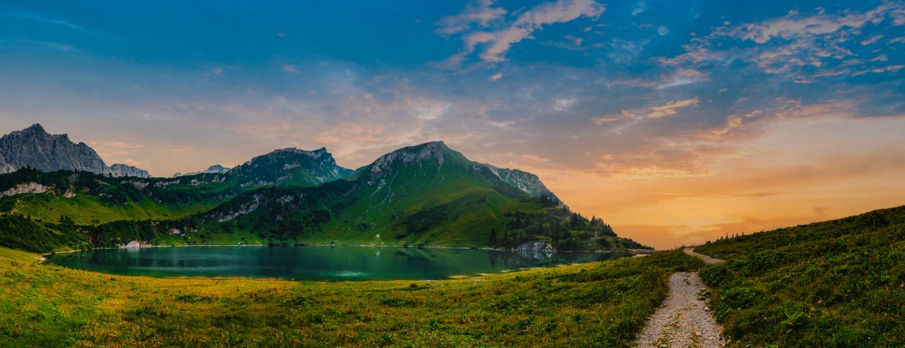 Blick auf den Traualpsee bei Sonnenuntergang im Allgäu