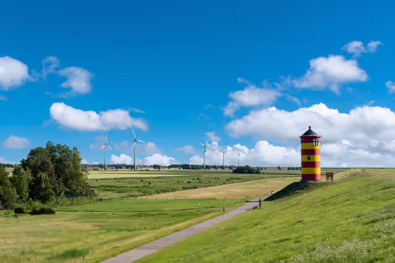 Gelb-roter Leuchtturm am Deich bei Pilsum