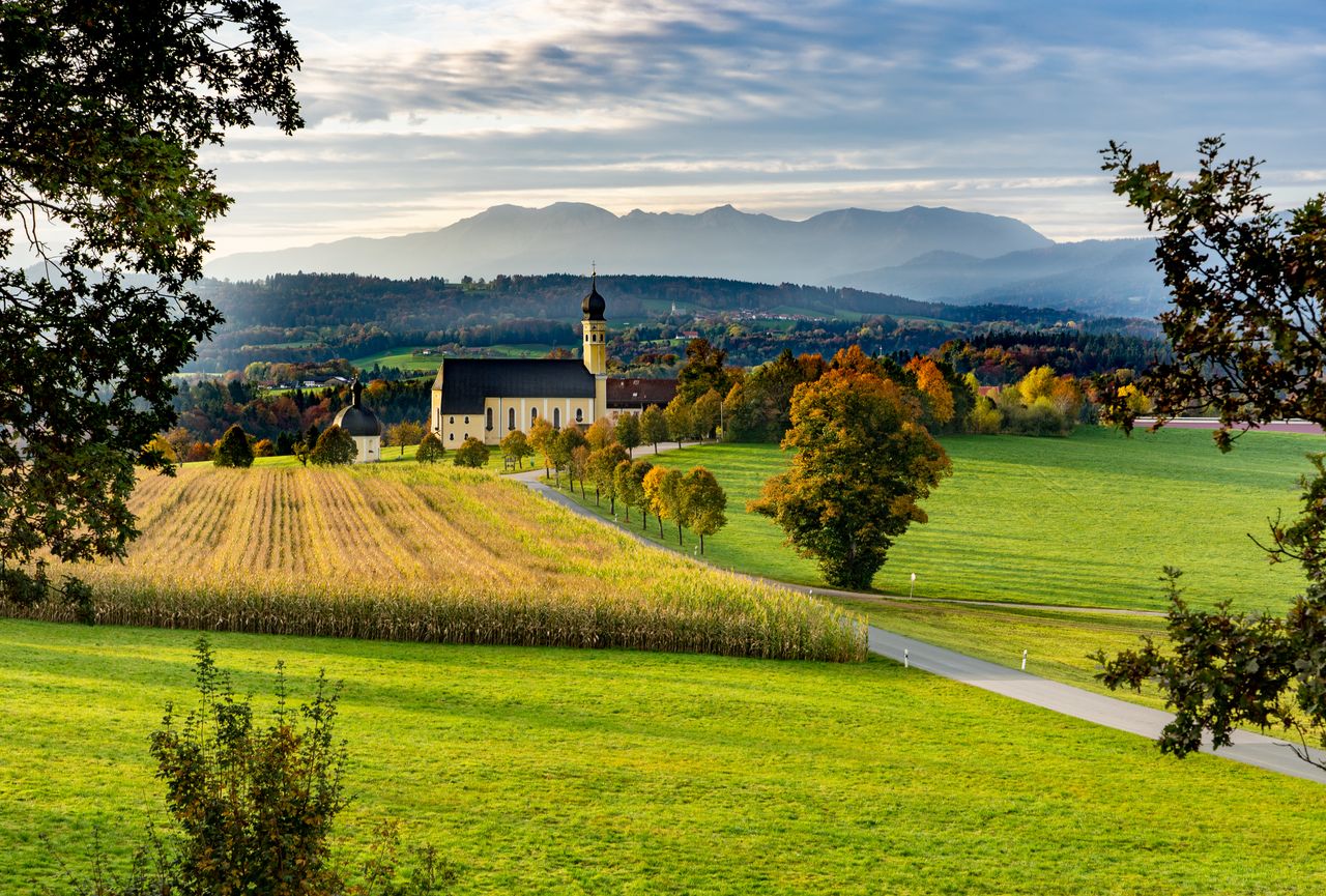 Blick auf Landschaft mit Straße und Kirche