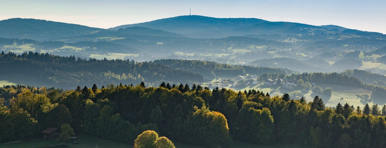 Weiter Landschaft und Berge des Bayerischen Wald