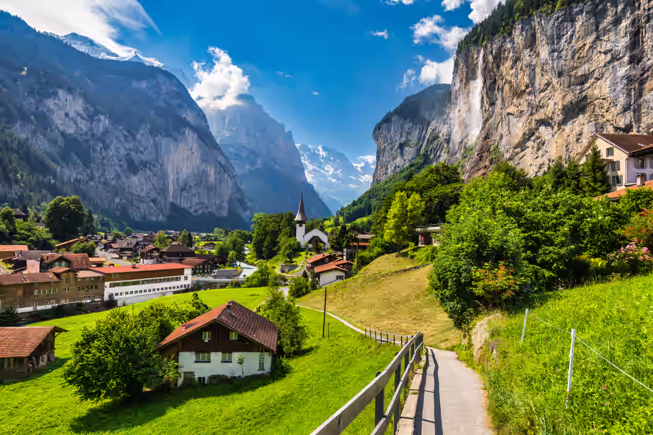 Panoramablick auf einen Ort im Berner Oberland mit Felsblick