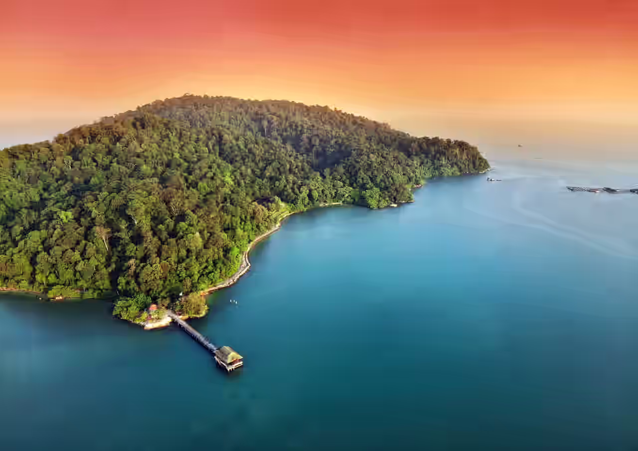 Luftbild vom Sonnenuntergang mit Blick auf die schöne Insel Pulau Pangkor in Malaysia