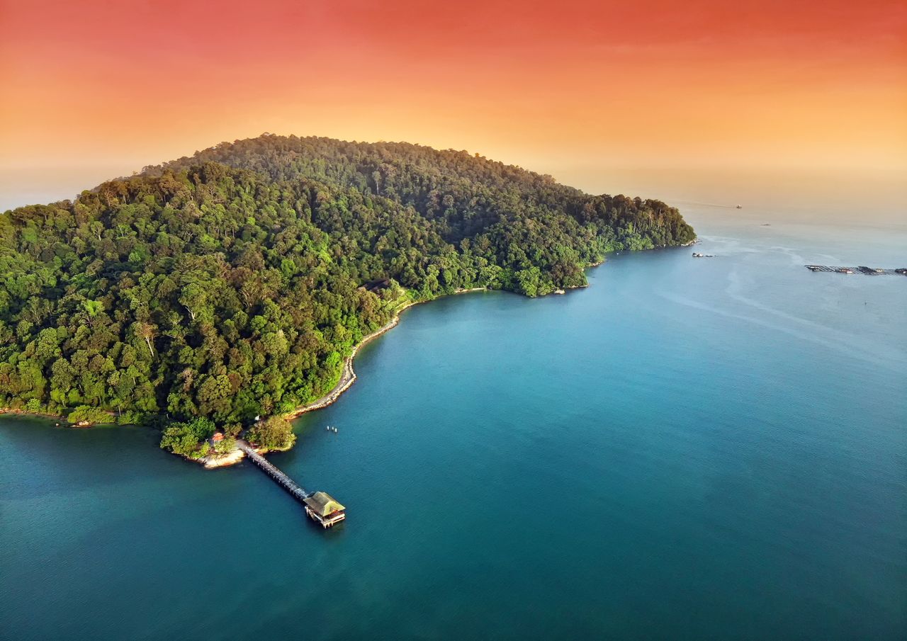 Luftbild vom Sonnenuntergang mit Blick auf die schöne Insel Pulau Pangkor in Malaysia