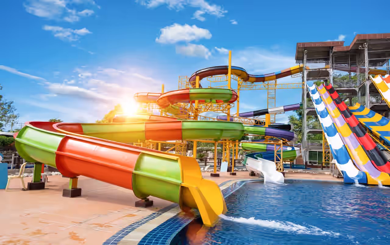 Blick auf einen Wasserpark im Freien